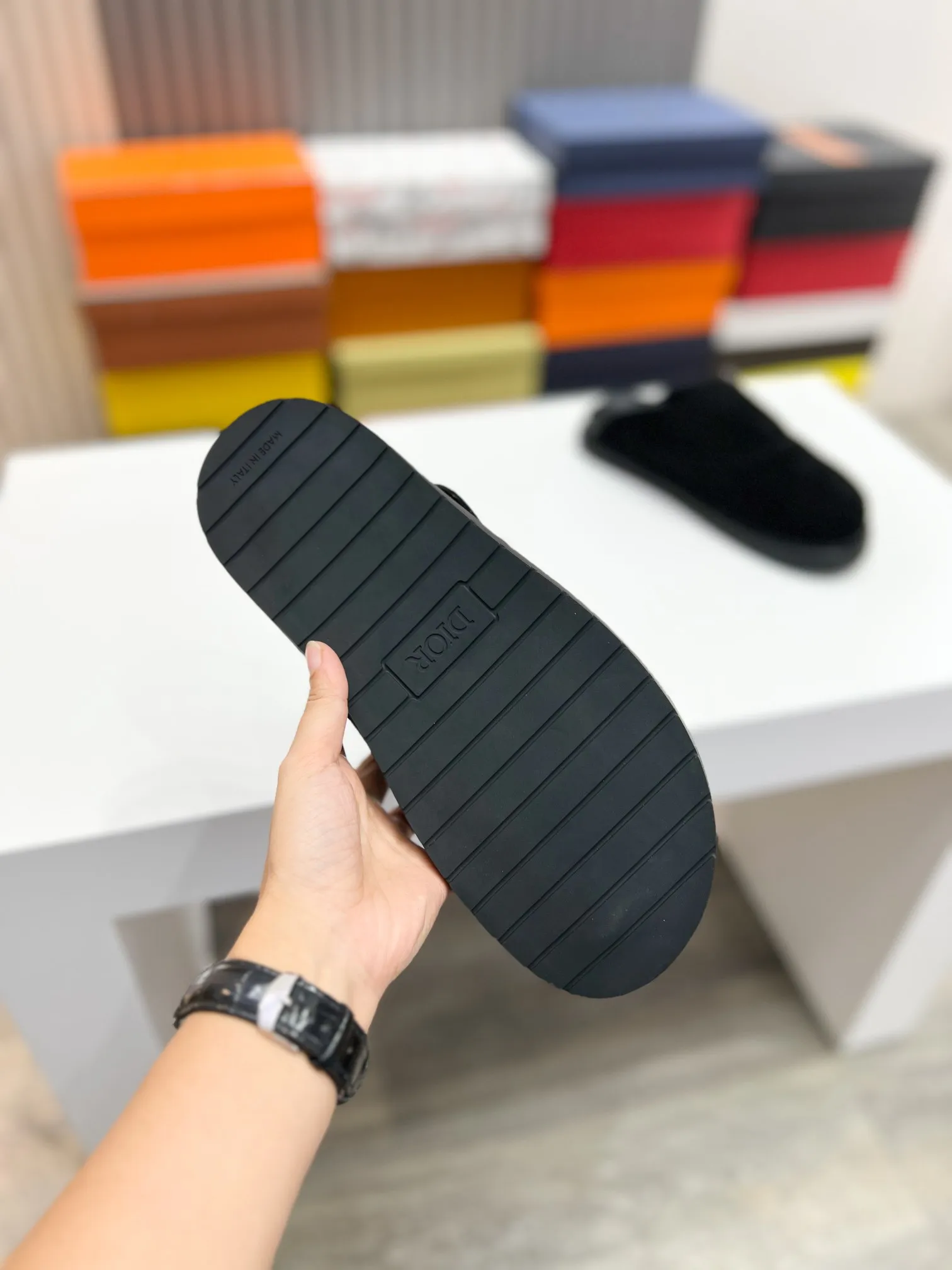 Men's Men's Shoes 💰360 [New Style] 🐝🐝2025ss Dior's latest men's slippers are a must-have. Dior Alias ​​Men's Genuine Leather Slippers This summer new Alias ​​sandal embodies a casual and elegant style. Carefully crafted from grained cow leather and Oblique printed fabric, with cowhide lining! Cross-strap design with metal-clad brass CD Diamond logo. The imported cowhide leather and rubber sole adds sophistication and comfort, while Oblique print-effect anti-slip panels add style. Code: 38-44 (45 can be customized